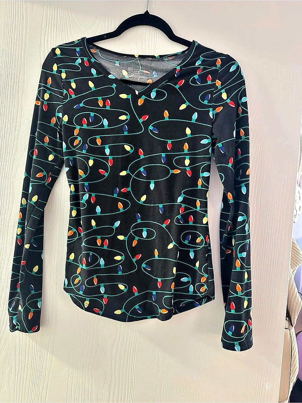 No Boundaries Long Sleeve V-Neck Christmas Lights Stretchy Top Medium